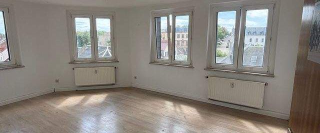 Familiennest! 5-Zimmer-Dachgeschosswohnung in Meerane - Photo 1