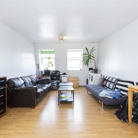 Located minutes to Stoke Newington overground and all local amenities - Photo 1