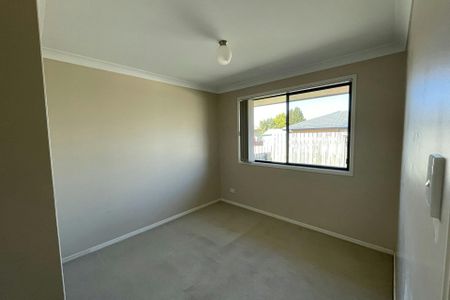 3 BEDROOM UNIT IN QUIET NEIGHBOURHOOD - Photo 4