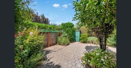 DECEPTIVELY SPACIOUS BEAUTIFULLY RENOVATED FAMILY HOME - Photo 2