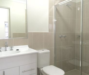 Simple, Stylish Studio Apartment - right near Station! - Photo 3