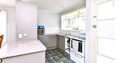 Charming 3BR Home with Garden in Mangere - Photo 3