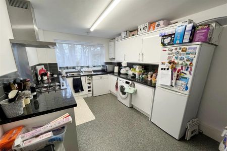 3 bedroom flat to rent - Photo 5