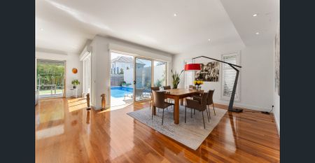 AN EXPANSE OF FAMILY LIVING & A POOL........... - Photo 5