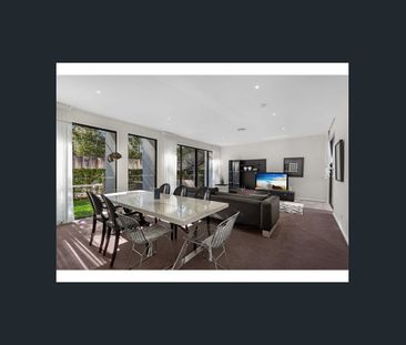 Modern Family Home in Benowa - Photo 1