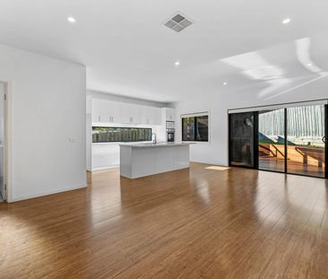 Stylish Family Living with Space to Enjoy - Photo 6