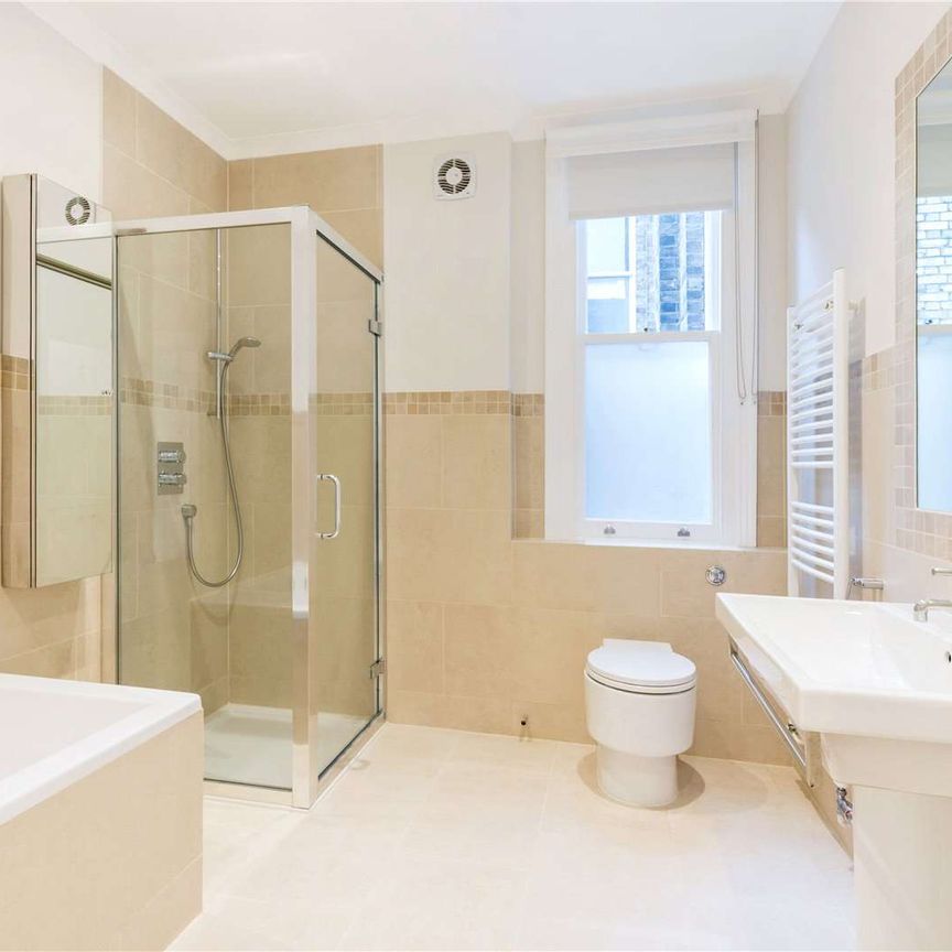 A stunning 5 bedroom family home, filled with period features and enjoying a close proximity to amenities of Belsize Park - Photo 1