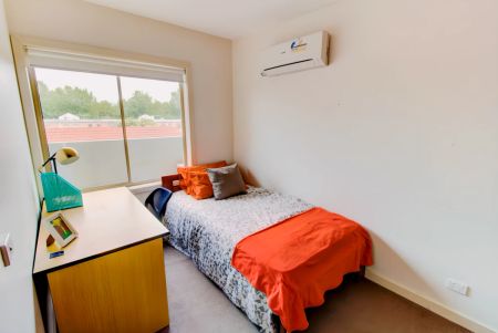 Large 1 Bedroom style 2 - Photo 2