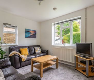 5 Bed Semi-Detached House, Hillside, BN2 - Photo 2