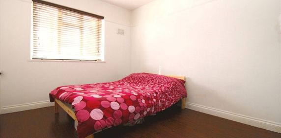 Vale Court, W3, London - Photo 2