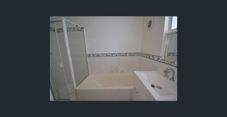 SPACIOUS TWO BEDROOM APARTMENT WITH COURTYARD - 6 MONTH LEASE ONLY - Photo 2