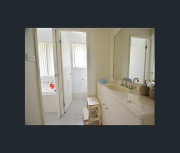 Convenient and Quiet 3 Bedroom Duplex - Photo 5