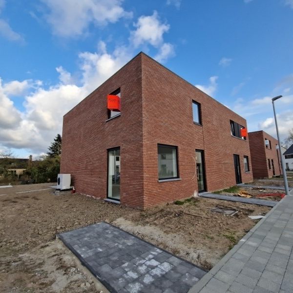 Energiezuinige nieuwbouwwoning te huur in rustige wijk te Sijsele - Photo 1