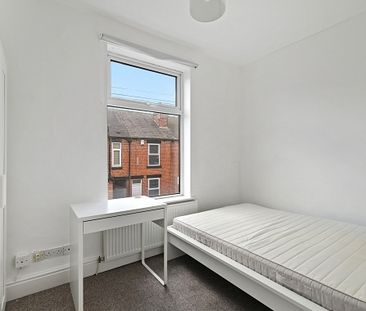 4-Bed Student House with Double Rooms in Prime Location - Photo 1