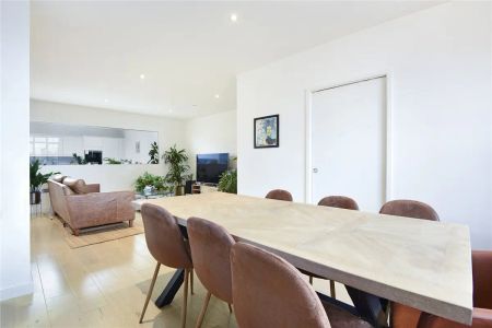 2 bedroom flat in London - Photo 5