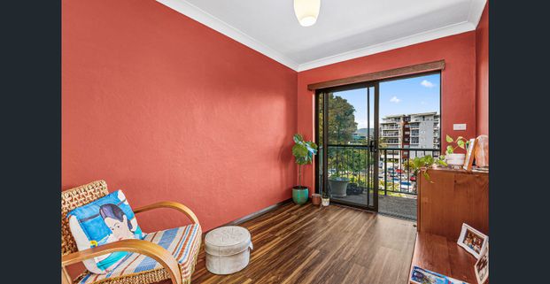 Prime Location - 2 bedroom unit with single lock up garage - Photo 1