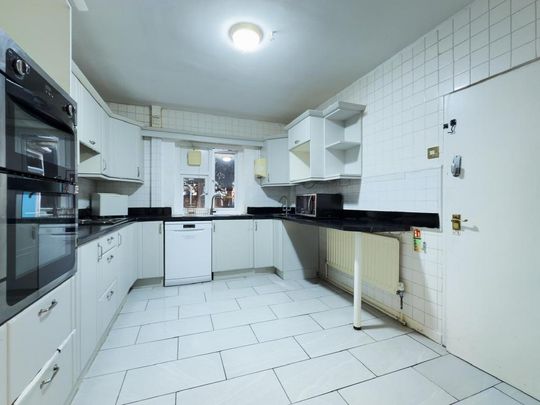 1 bedroom in a house share to rent - Photo 1