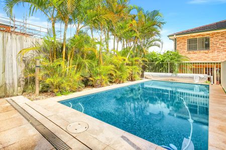 Sun-Filled, Two Level Four (4) Bedroom Family Home With A Large All Weather Private Entertainment Patio And Resort Style Pool, Ultra Convenient Locati - Photo 5