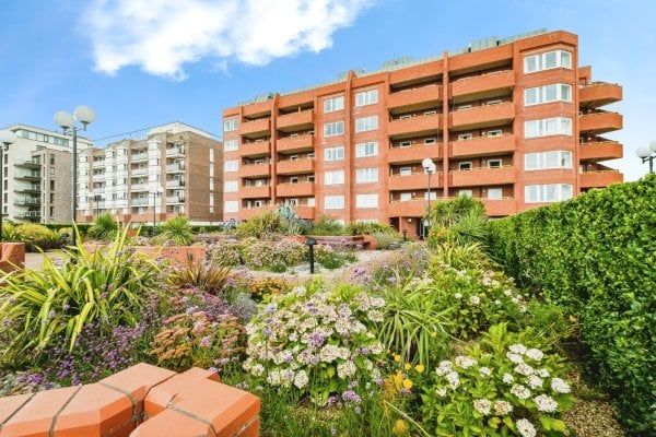 West Parade, Worthing, BN11 2 bedroom flat to rent - Photo 1