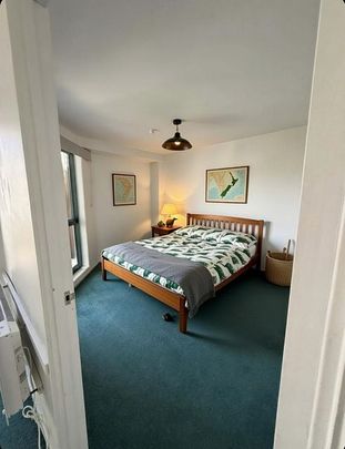 Sunny 2 bedroom apartment with dedicated car park - Photo 1