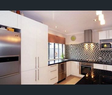 3-Bedroom Home in Central Palm Beach – Walk to Beach and Cafés - Photo 5