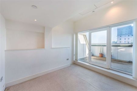 Stunning duplex penthouse with far reaching views over West London. Concierge, underground parking and generous room sizes. Huge reception room with tiled flooring. - Photo 5