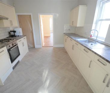 3 bedroom end of terrace house to rent - Photo 4