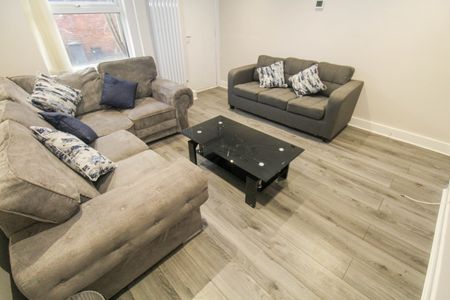 BILLS INCLUDED – Claremont Avenue,Woodhouse, Leeds, LS3 - Photo 3