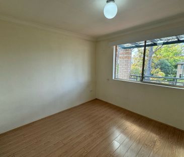 Availabe 13 March - Photo 4