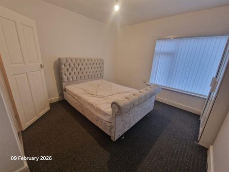 Cross Flatts Crescent, Leeds - Photo 2