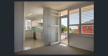 SUNNY TWO BED APARTMENT WITH HARBOUR VIEWS - Photo 3