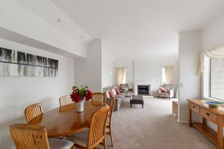 Beautiful family home! - Photo 3