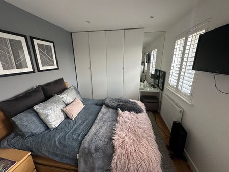 Room in a Shared House, Highwood Gardens, IG5 - Photo 3