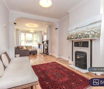 4 bedroom semi-detached house to rent - Photo 2