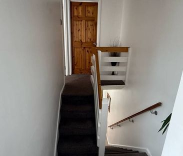 Partly Furnished 2 Bedroom Terrace - Photo 5