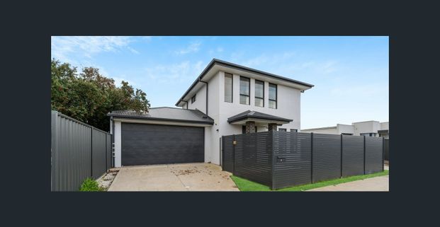 Stunning 3-Bedroom Home - Solar Powered - Photo 1