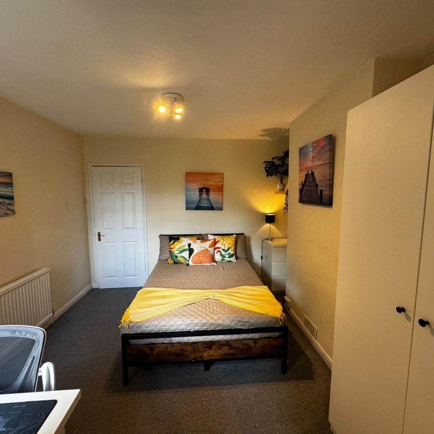 Room 2, 15 Sycamore Road, Guildford, GU1 1HJ - Photo 1