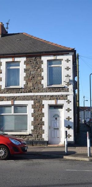 4 bedroom end of terrace house to rent - Photo 2