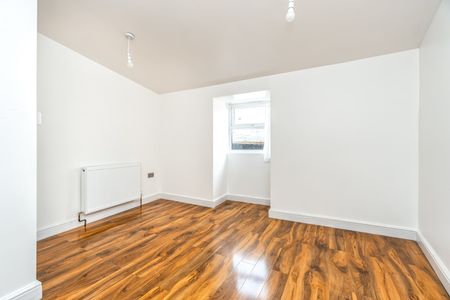 4 Bed Maisonette, Downs Road, E5 - Photo 3