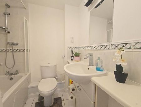 1 bedroom in a house share to rent - Photo 3