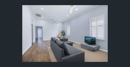 Cute Renovated Cottage in Superb Location - Photo 2