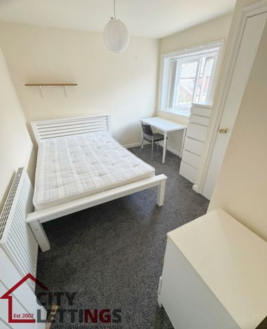 7 Bedroom Mid Terraced House - Photo 5