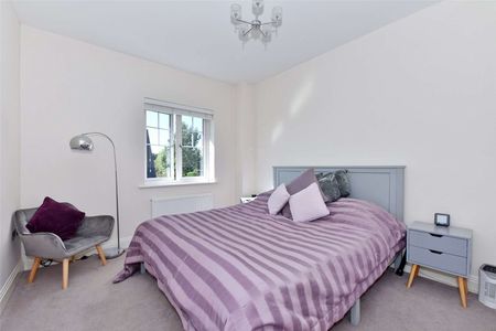 An immaculate four bedroom family home in a sought after peaceful development in Old Windsor. - Photo 5