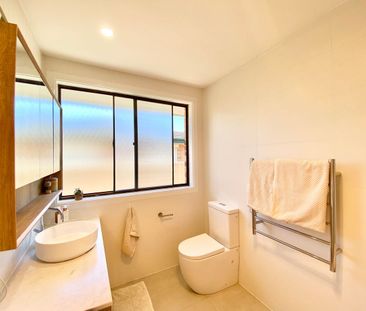 Cozy & Light Filled Family Home - Photo 1