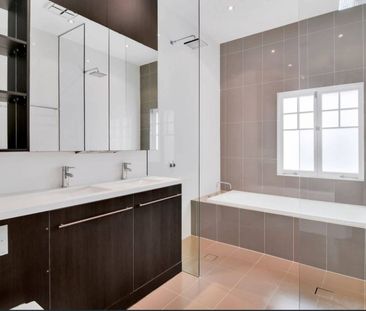 Impressive Family Residence in Prime Location - Photo 6