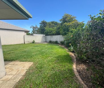 TASTEFULLY RENOVATED - SHORT STROLL TO ROBINA TOWN CENTRE - Photo 1