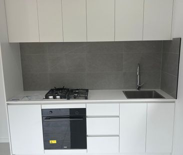 Brand New Modern 2 Bedroom Flat in Glenfield - Photo 3