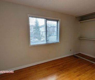 SPACIOUS 4 BED, 2 BATH, BUNGALOW HOME WITH A DOUBLE DETACHED GARAGE... - Photo 5