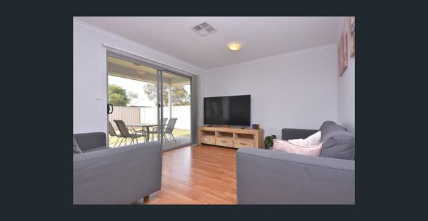 A neat little number! - Photo 1