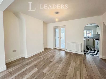 3 bedroom house to rent Dudley Road, CO15 - Photo 2